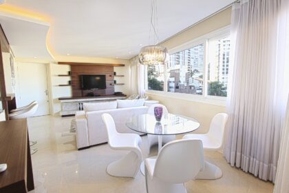 Jaké výhody a nevýhody přináší spolupráce s bytovým architektem při realizaci nového bydlení?