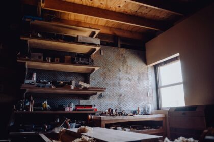 Zima kutilům nevadí: Co dělat v dílně, když venku napadne sníh?