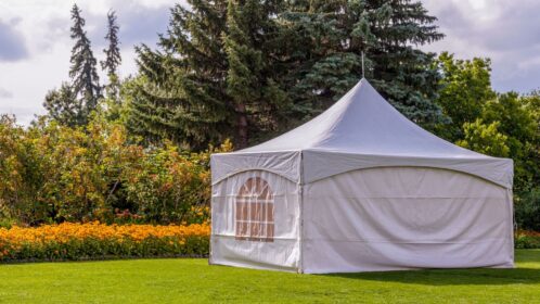 Jednoduchý zahradní přístřešek, který lze využít na party a k mnoha dalším účelům