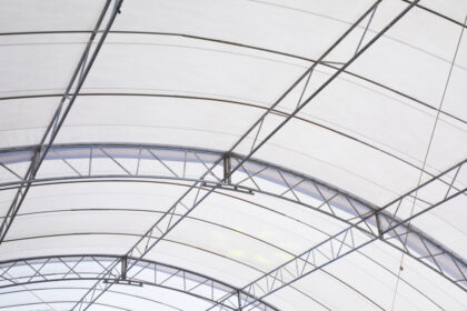 Plachtové haly a zahradní stany: Praktické řešení pro všechny, kdo potřebují více krytého prostoru na své zahradě