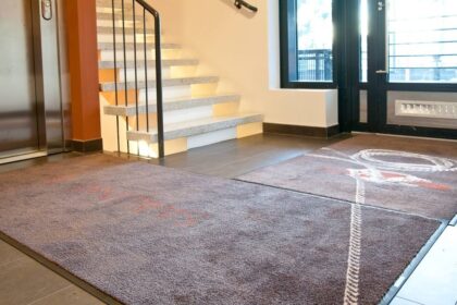 Efektivní úklid společných prostor bytových domů s čisticími rohožemi