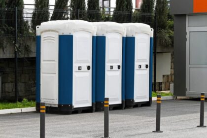 Pronájem mobilních toalet: Ideální řešení pro každou událost a stavbu