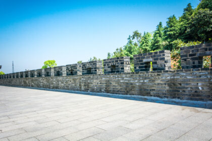 Nejlepší materiály pro stavbu opěrné zdi: Jak vybrat spolehlivou konstrukci pro váš projekt