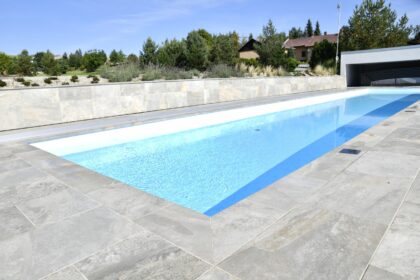 Venkovní bazén: Když voda není jen na koupání, ale stává se součástí vašeho životního prostoru