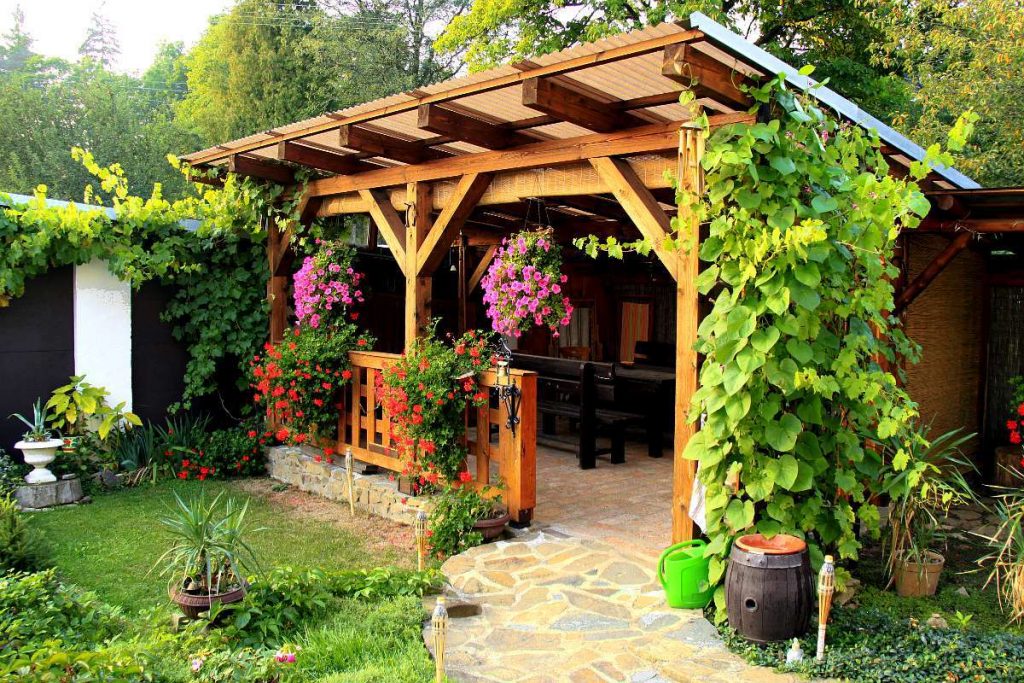 zahradni-pergola-obrostla-kvety-1024x683