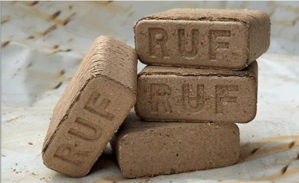 Dřevěné brikety vs. klasické dřevo – co se hodí pro váš domov?